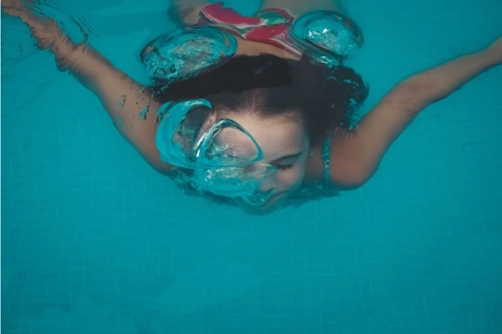 Girl swimming under water.